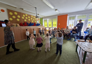 Dzieci tańczą w kole