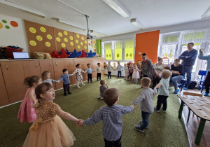 Dzieci tańczą w kole