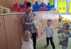 Nauczycielka wręcza dzieciom prezenty