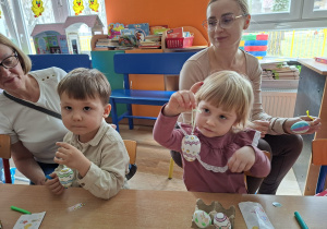 Dzieci wraz z rodzicami spożywają wielkanocne śniadanko