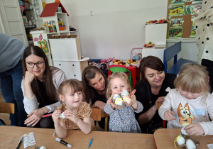 Dzieci prezentują wykonane przez siebie pisanki