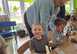 Dzieci prezentują wykonane przez siebie pisanki