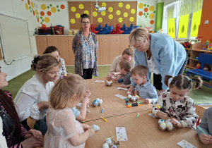 Dzieci wspólnie z rodzicami ozdabiają pisanki