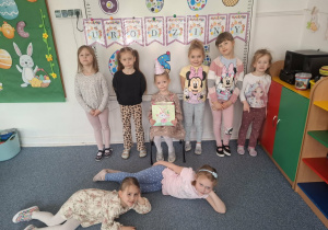 Dziewczynki pozują do zdjęcia z Laurą