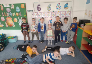 Chłopcy pozują do zdjęcia z Laurą