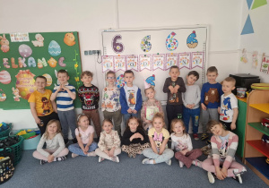 Cała grupa pozuje do zdjęcia z Laurą