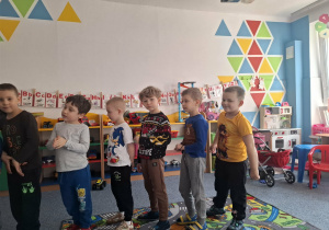 Grupa dzieci składa życzenia Laurze