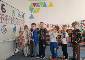 Grupa dzieci składa życzenia Laurze