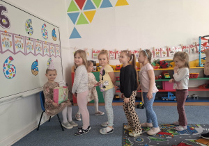 Grupa dzieci składa życzenia Laurze