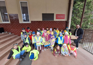 Grupa dzieci, pan i ozdoby świąteczne