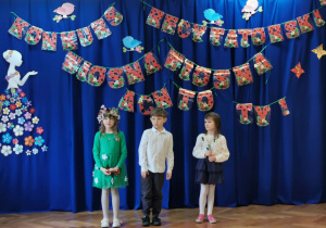 Troje dzieci recytuje wiersz