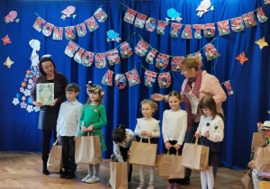 Pwie panie z dyplomami i sześcioro dzieci z upominkami