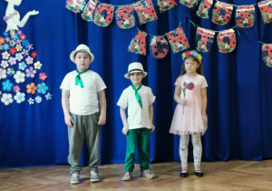 Troje dzieci recytuje wiersz