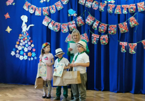 Pani i troje dzieci z dyplomami i upominkami