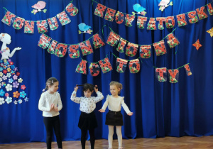 Troje dzieci recytuje wiersz