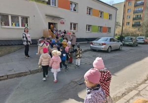 Dzieci wchodzą do przedszkola