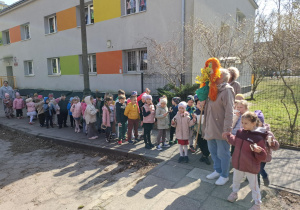 Dzieci wyruszają z przedszkola powitać wiosnę
