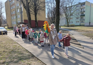 Dzieci spacerują idąc para za parą