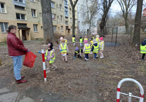 Dzieci porządkują przestrzeń zbierając drobne śmieci