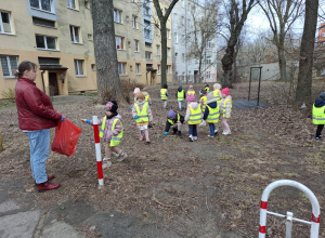 Jeżyki porządkują okolice przedszkola