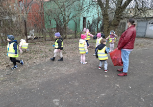 Dzieci porządkują przestrzeń zbierając drobne śmieci