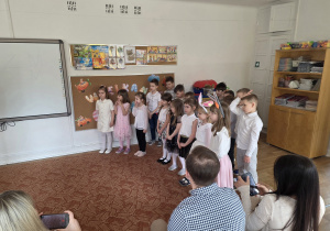 Dzieci prezentują część artystyczną przed rodzicami