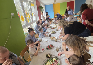 Wspólne jedzenie śniadanka wielkanocnego