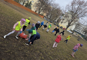 Dzieci zbierają śmieci