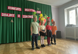 Czworo dzieci prezentuje wiersz "Witaminowe abecadło"