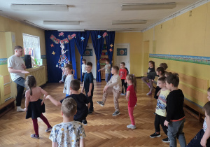 Dzieci ćwiczą na warsztatach