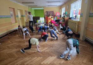 Dzieci ćwiczą na warsztatach