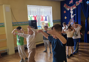 Dzieci ćwiczą na warsztatach
