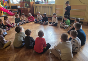 Dzieci bawią się w zabawę "chodzi lisek"