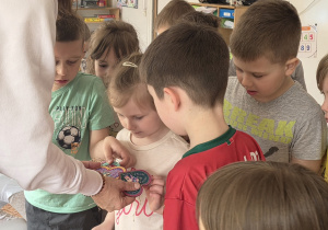Dzieci wybierają upominki - drewniane serduszka