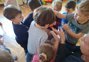 Dzieci wybierają upominki - drewniane serduszka