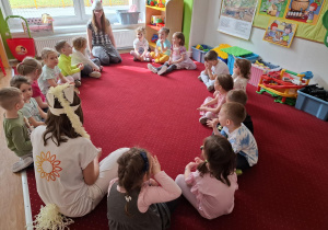 Dzieci uczestniczą w pogadance po obejrzanym przedstawieniu