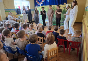 Dzieci oglądają przedstawienie teatralne