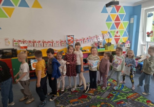 Grupa dzieci składa Krzysiowi życzenia urodzinowe