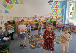 Grupa dzieci składa Krzysiowi życzenia urodzinowe