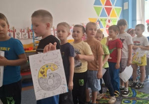 Grupa dzieci składa dziewczynce życzenia