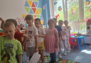 Grupa dzieci składa dziewczynce życzenia