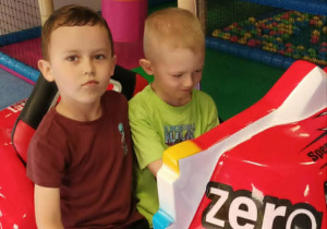 Chłopcy bawią się na przyrządach na sali zabaw