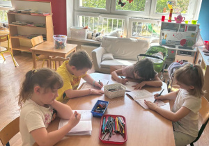 Dzieci rysują w książkach