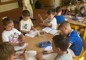 Dzieci rysują w książkach