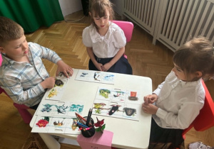 Troje dzieci podczas wykonywania zadania konkursowego