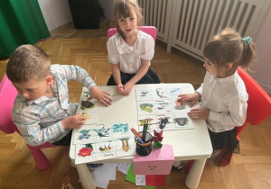Troje dzieci podczas wykonywania zadania konkursowego