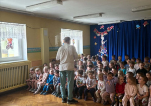 Mężczyzna rozmawia z grupą dzieci