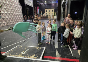 Dzieci zwiedzają teatr