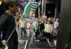 Dzieci zwiedzają teatr i poznają niektóre z rekwizytów