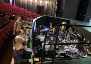 Dzieci zwiedzają teatr
